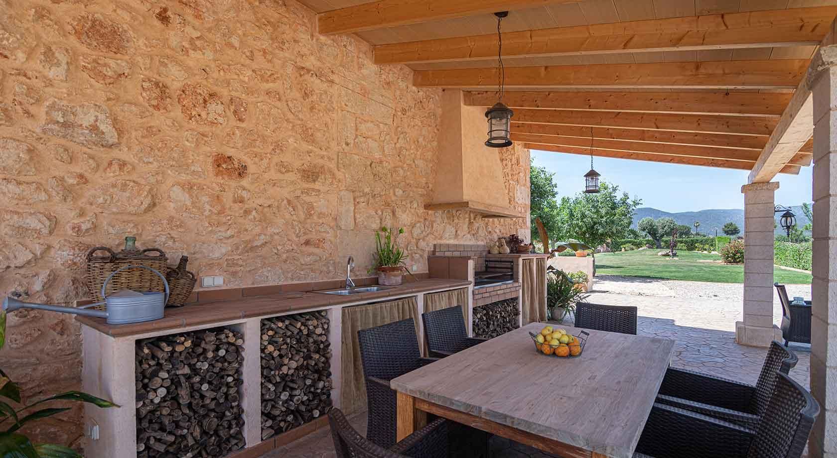 La zona de barbacoa y cocina exterior de Cas Metge Matas
