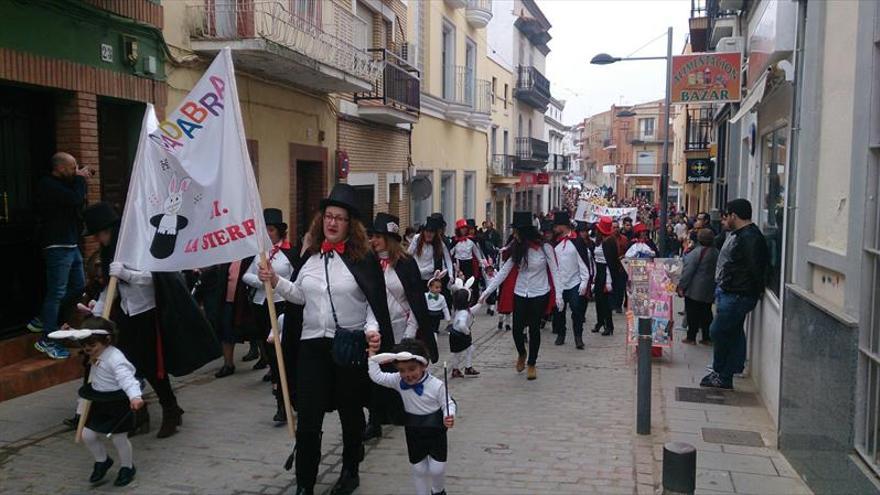 Más de 500 niños participan de forma activa en el Carnaval de Orellana la Vieja