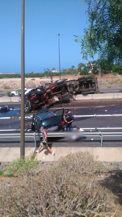 Fallece una mujer en la TF-1 tras el vuelco de un