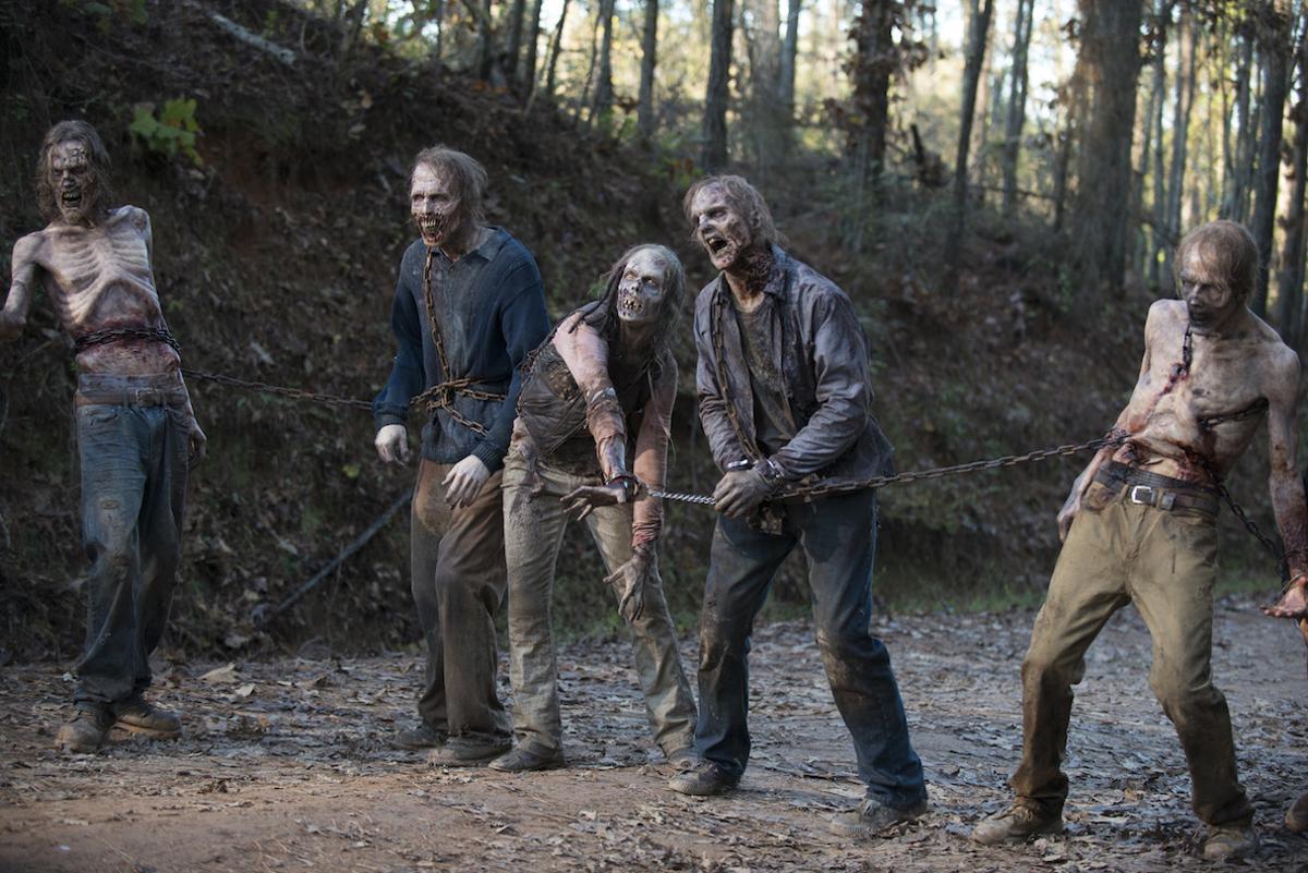 the-walker-chain-in-the-walking-dead-season-6-finale