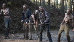 the-walker-chain-in-the-walking-dead-season-6-finale