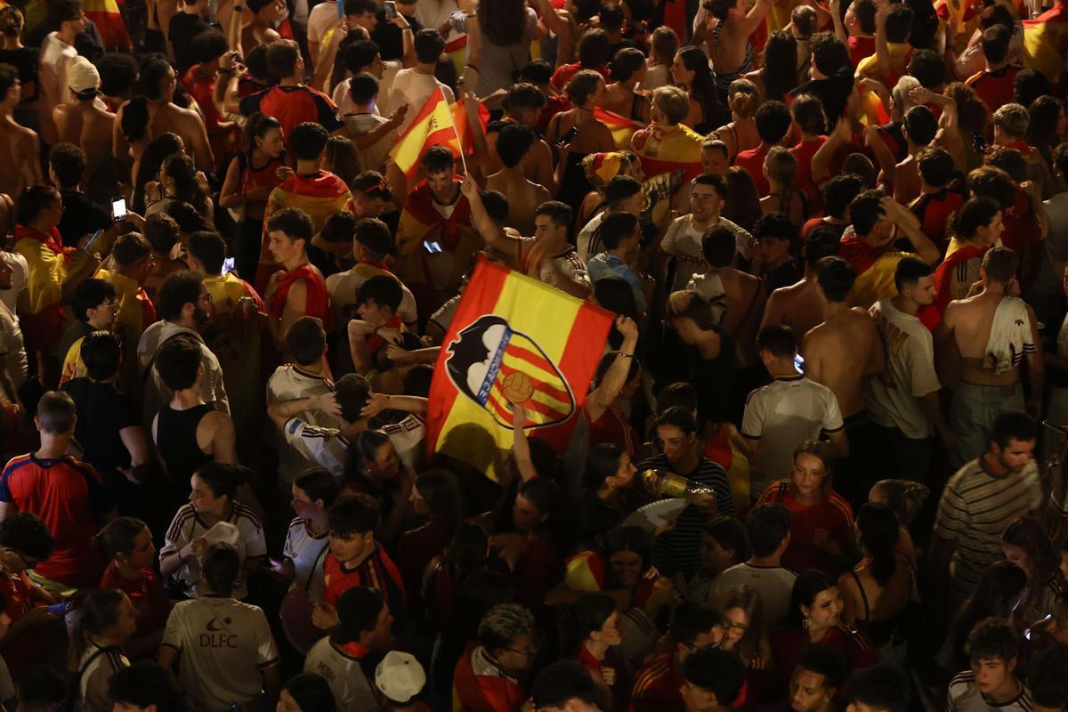 Así está viviendo la plaza del Ayuntamiento de València la final del Mundial de España