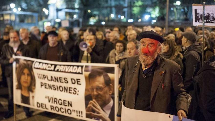 Cabeza de la manifestación de ayer ante la delegación del INSS en Ourense - // Brais Lorenzo