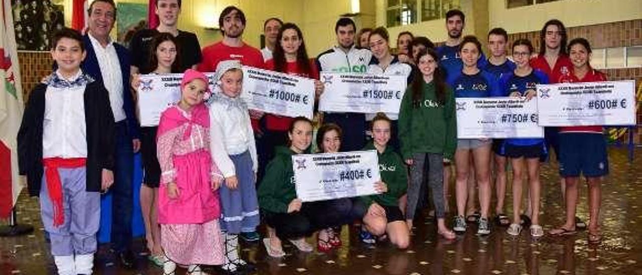 Los mejores nadadores del memorial &quot;Javier Alberdi&quot;, con los olayistas en el centro.