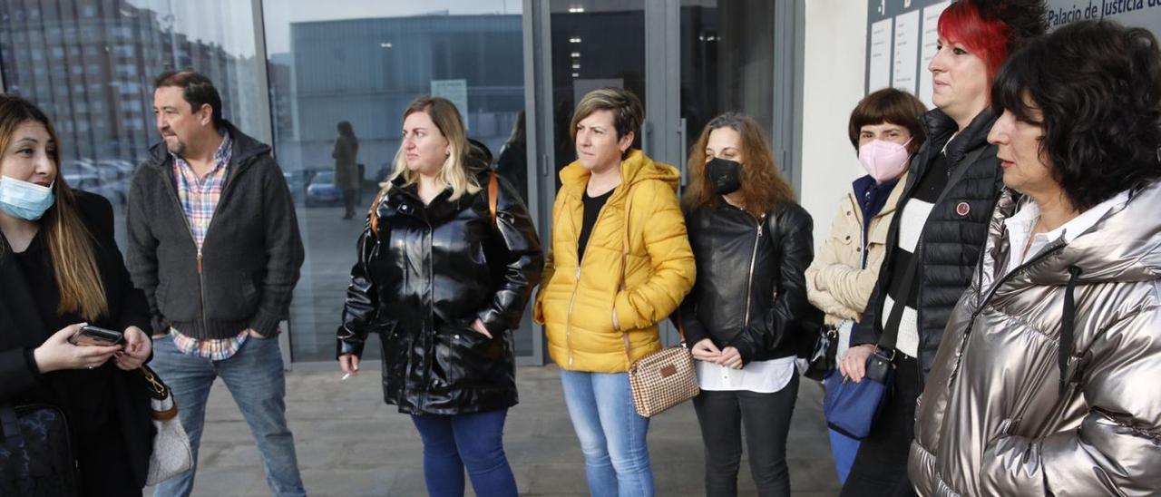 Por la izquierda, Salomé Miranda, abogada de la familia; Óscar Muslera, Davinia Bravo, Ana, Arancha y Mónica Rodríguez Simón, Aroa Sánchez y Ana Isabel Menes, ayer, a la puerta del Palacio de Justicia. | Ángel González