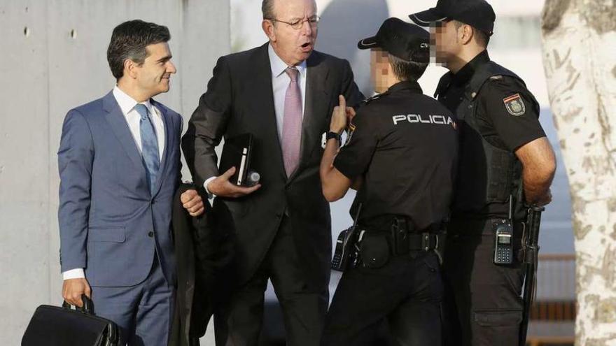 Rafael Spottorno, exjefe de la Casa Real, exige cobertura policial tras ser increpado ante la Audiencia Nacional.