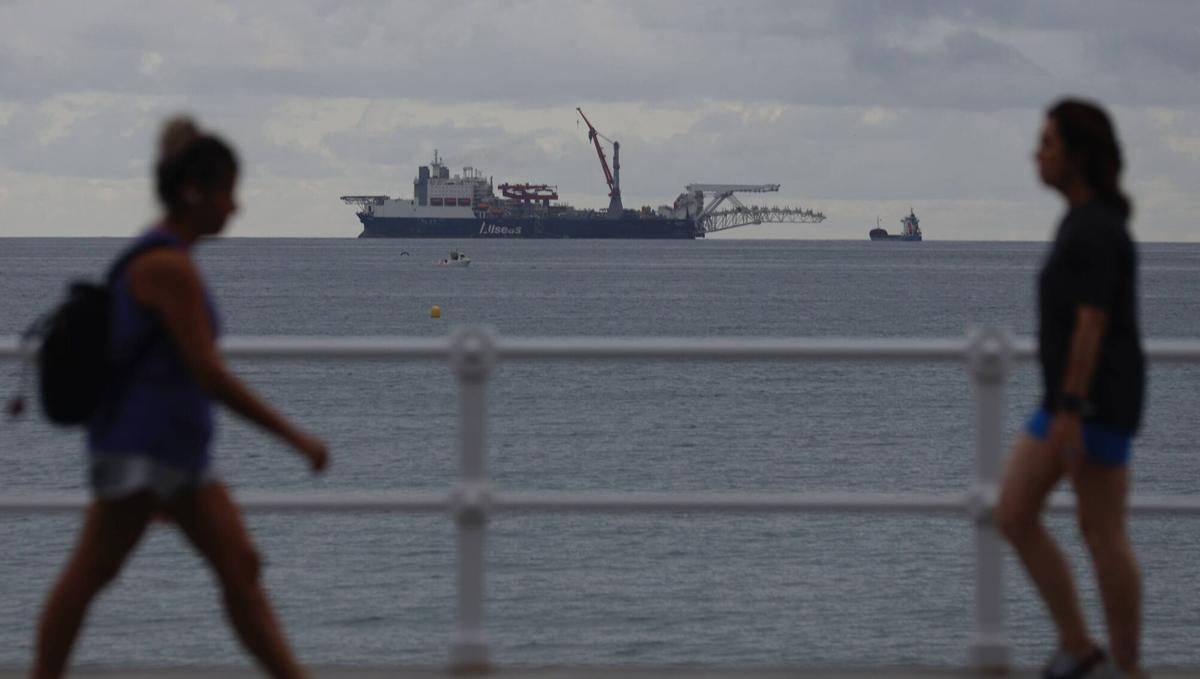 El buque SOLITAIRE pasando frente a la bahía de San Lorenzo.