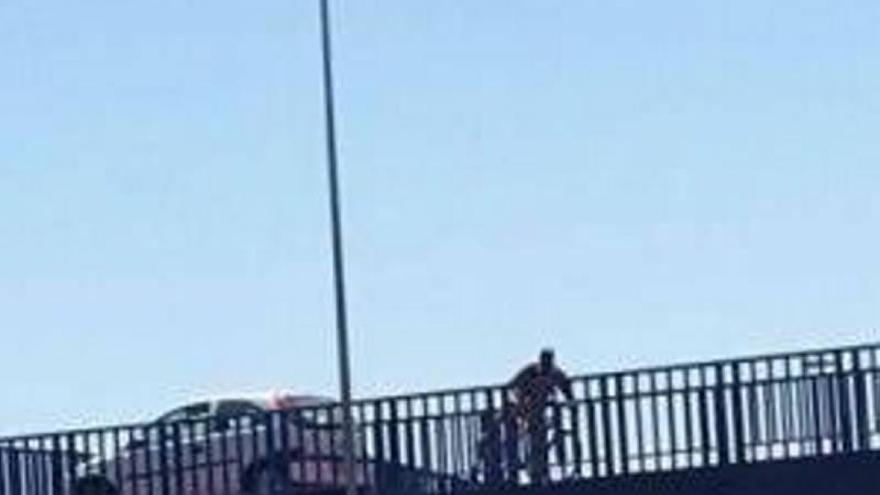 El coche de una anciana queda atrapado en una pasarela peatonal de Xirivella