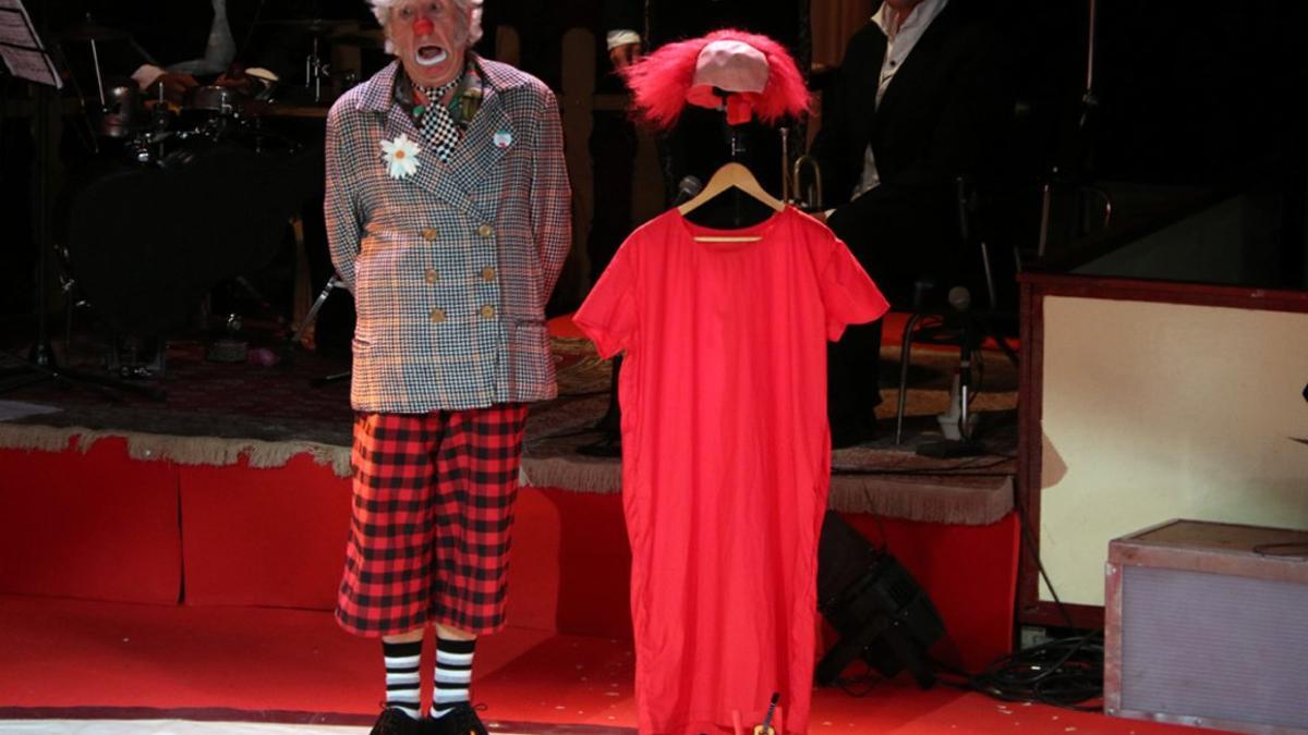 Imagen de la actuación del catalán Claret Clown este jueves en Cornellà, en la gala del Festival de Pallassos.