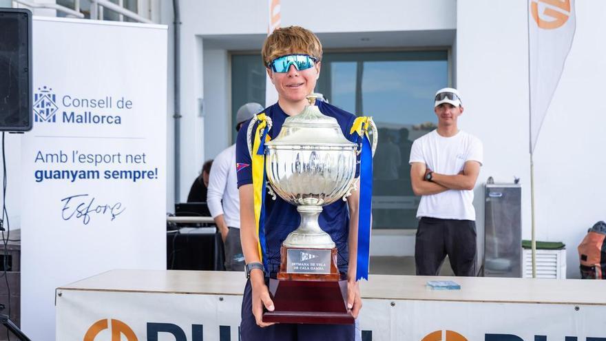 Nikko Palou levanta la copa de la XVII Setmana de la Vela - Trofeu DURAN