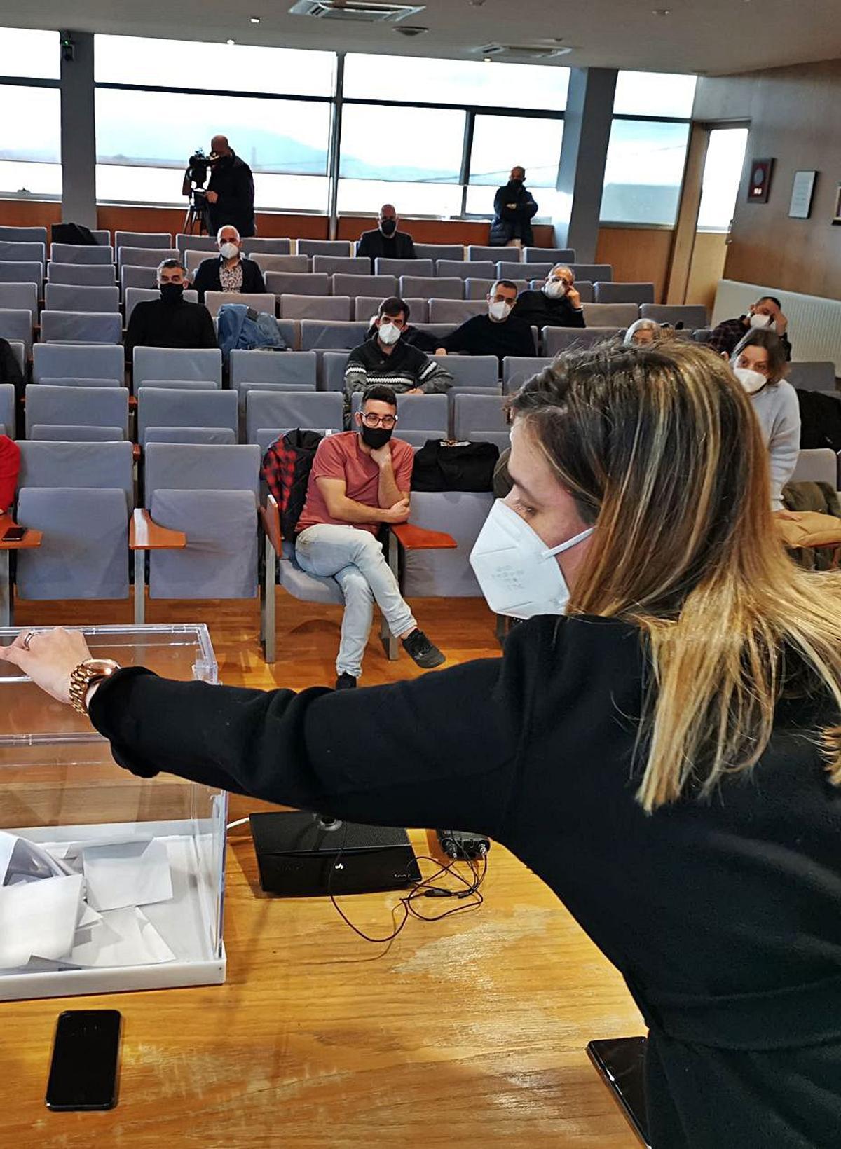 La alcaldesa en funciones, Sagrario Martínez, emitiendo su voto. | // S.A