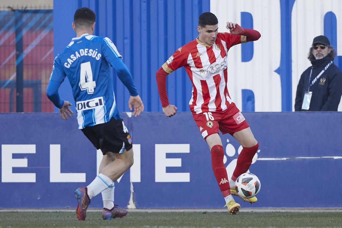 Alberto Retuerta, con el balón, durante un partido del Hércules la pasada campaña.