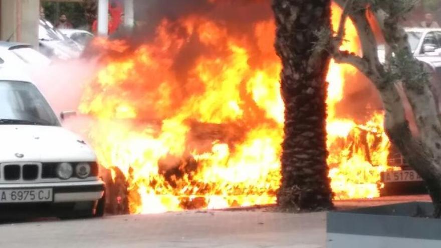 Tres coches afectados por las llamas junto a la avenida Juan Carlos I