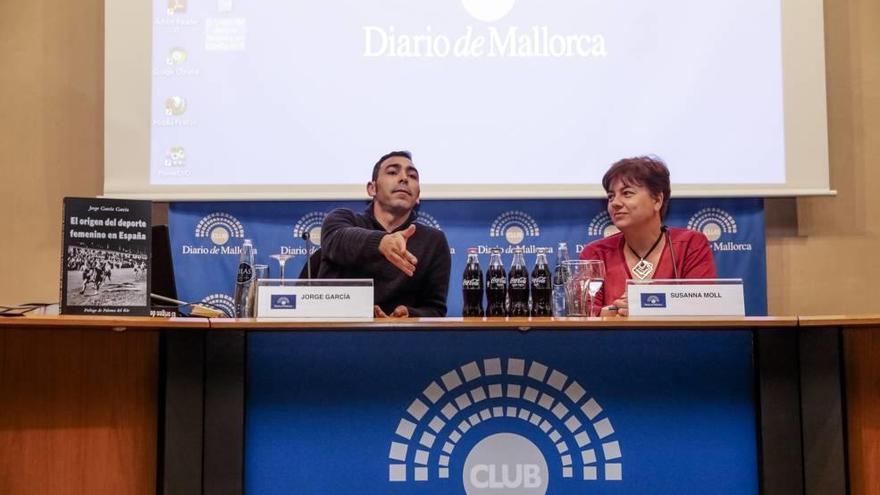 El historiador Jorge García junto a la concejala de Deportes Susanna Moll, ayer en el Club.