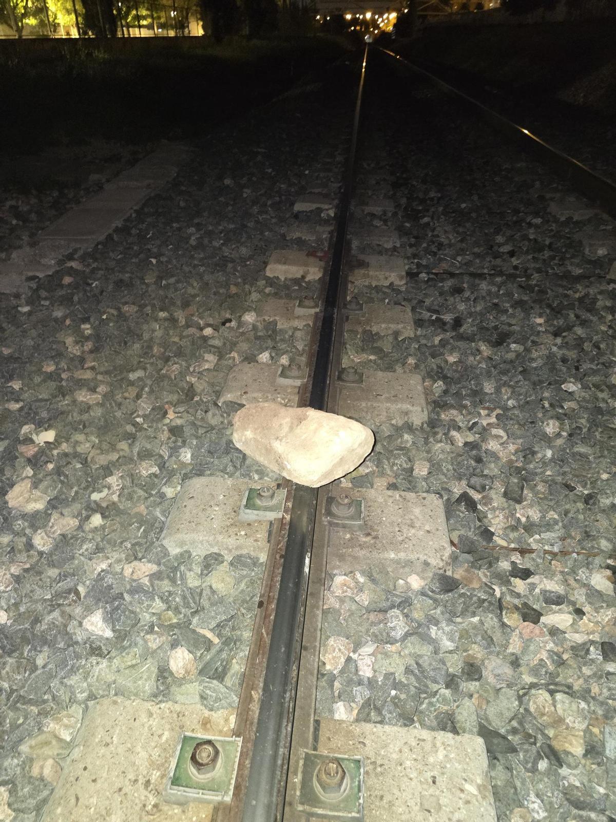 Piedra de grandes dimensiones que colocaron los menores en la vía del tren en Elche