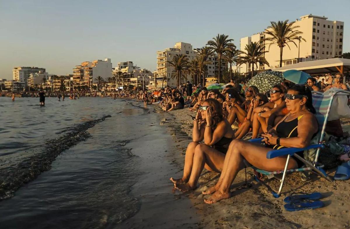 Hatten sich offenbar ihr Picknick von zu Hause mitgebracht: Finsternis-Gucker an der Playa de Palma.