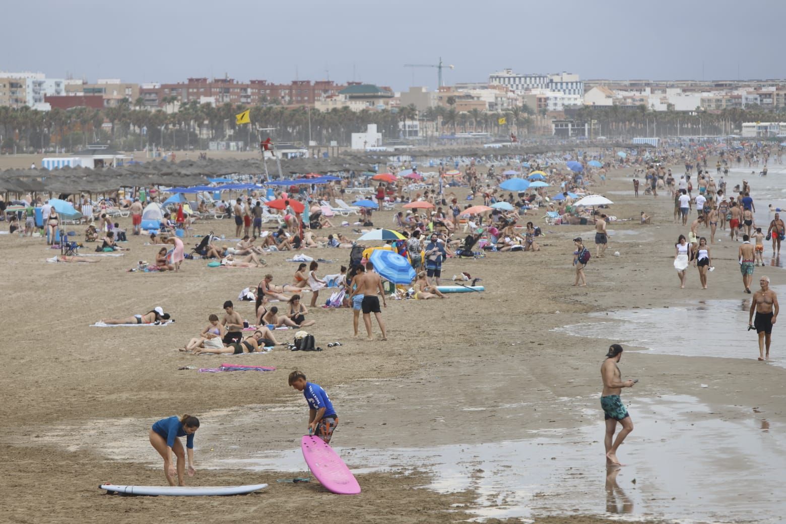 La lluvia no vacía las playas: así está hoy la playa de la Malva-rosa