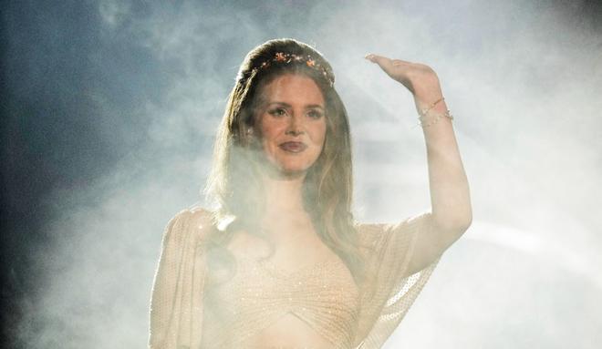 La cantante y compositora estadounidense Lana del Rey durante su actuación hoy viernes en el festival Primavera Sound que se celebra en Barcelona.