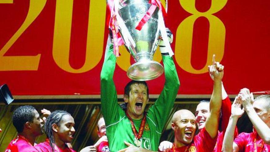 Van der Sar alza el trofeo que acredita al Manchester como ganador de la Liga de Campeones.