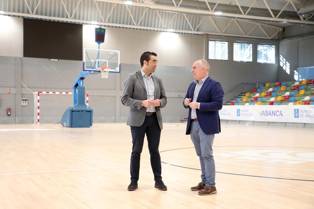 Luis López u y Javier Tourís en una visita anterior al pabellón vilagarciano.