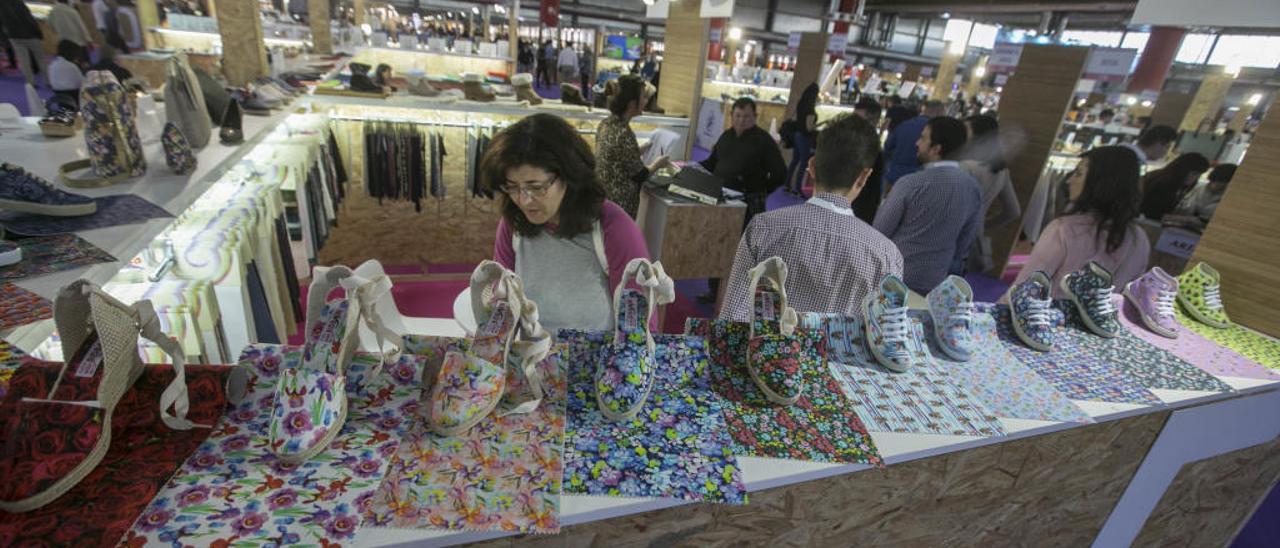 Visitantes en una empresa durante la última edición de Futurmoda, celebrada el pasado marzo en la Institución Ferial Alicantina.