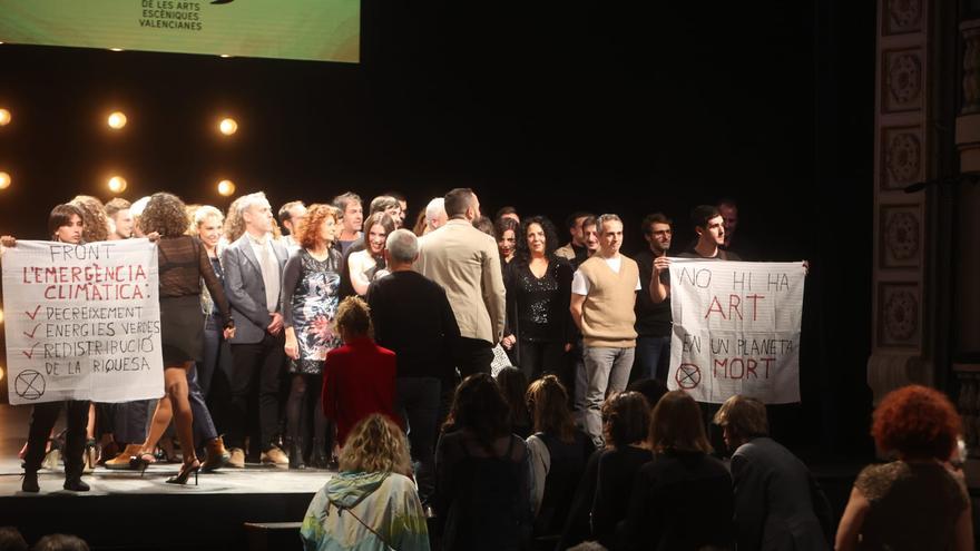 Una protesta contra el cambio climático irrumpe en los V Premios de las Artes Escénicas Valencianas