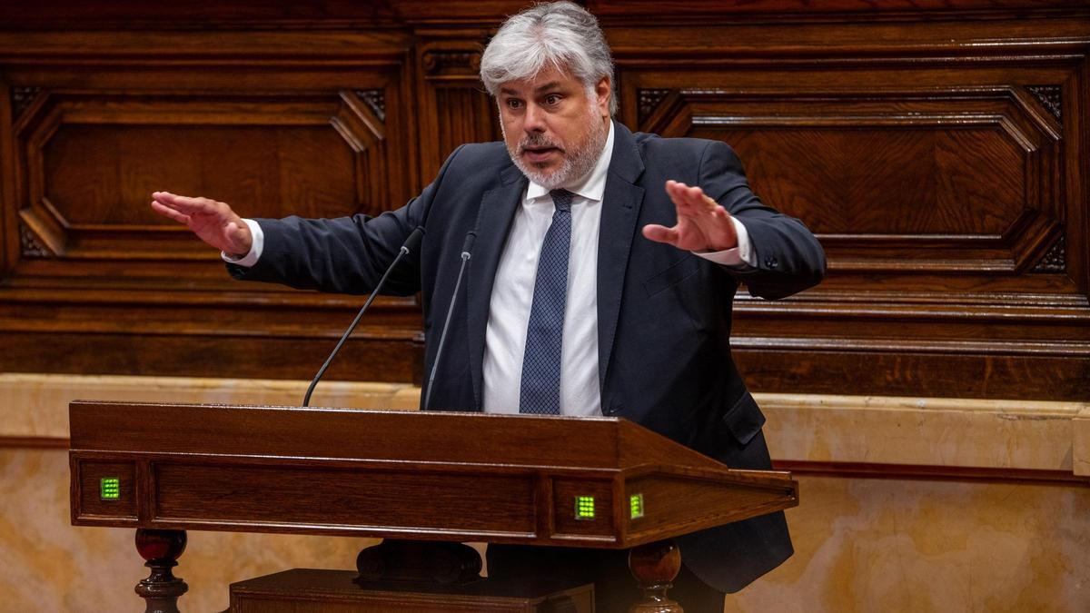 El líder de las filas de Junts en el Parlament, Albert Batet, en el hemiciclo.