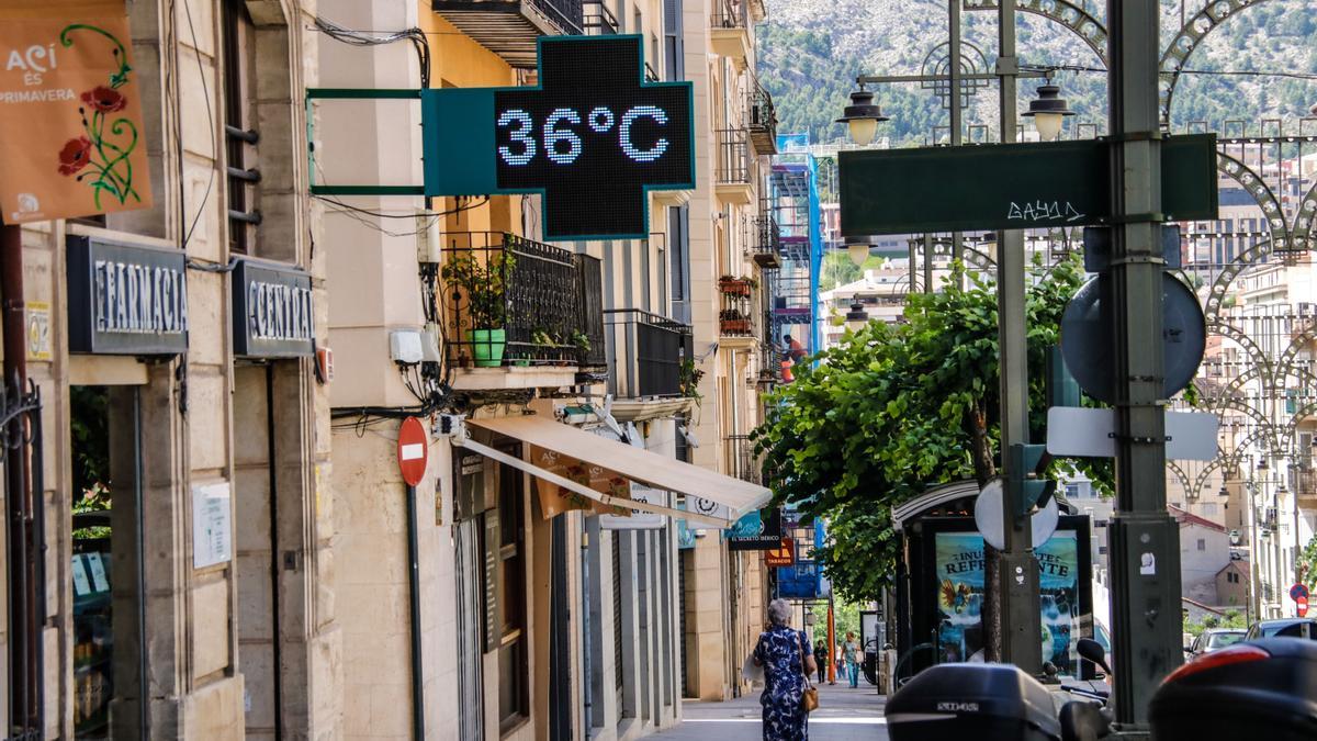 Rótulo marcando una temperatura elevada en Alcoy, que continúa en riesgo extremo por calor este domingo.