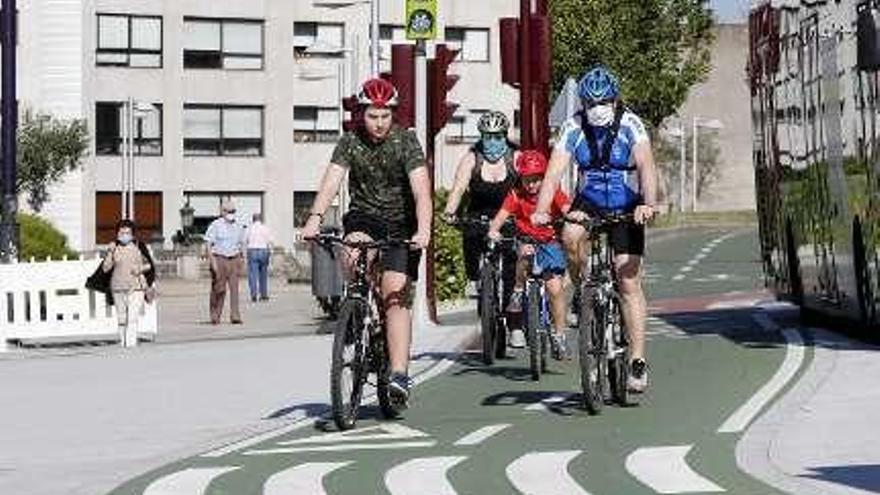 Ciclistas por el nuevo carril bici.