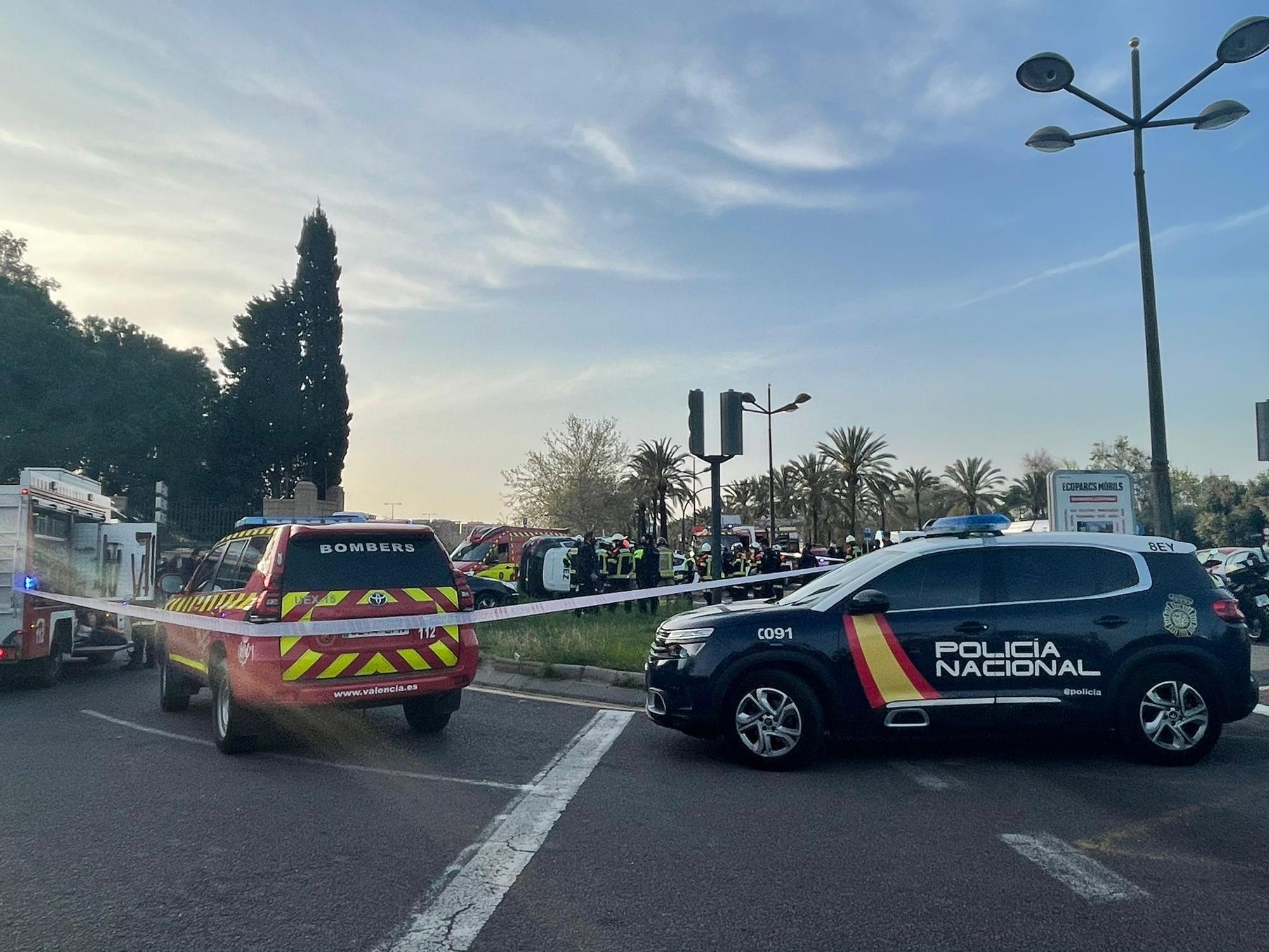 Así han retirado el coche de Policía Nacional tras volcar en una colisión  frente a un turismo en València - Levante-EMV