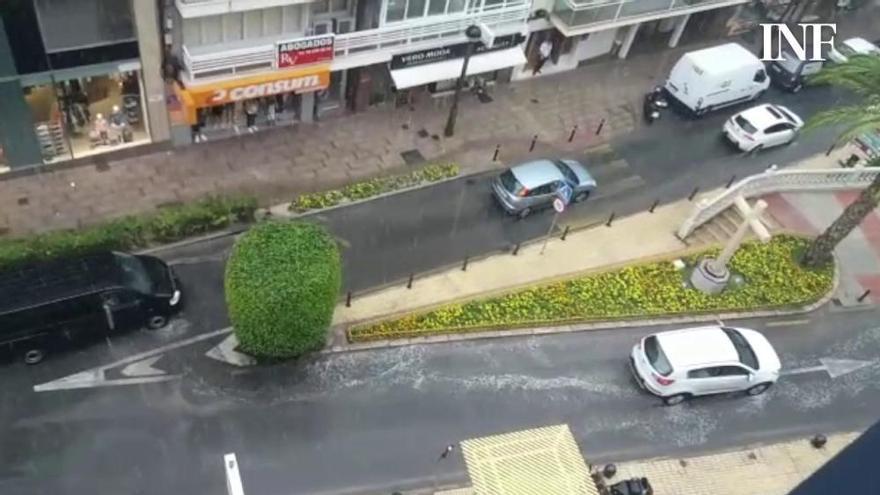 Una imprevisible tromba de agua ha vaciado calles y playas de Benidorm en pleno puente de agosto