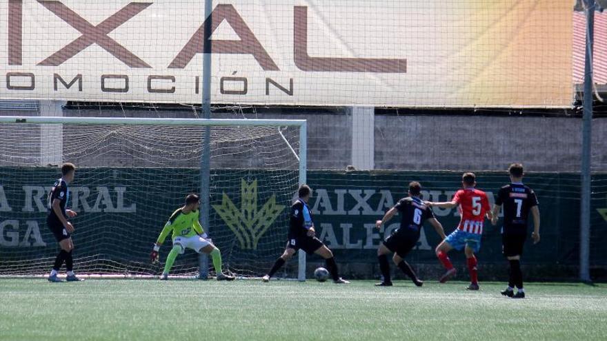 Varios jugadores del Aerosa ven como el disparo de Vidal se cuela en la portería de Álex Cobo en el único tanto del partido.