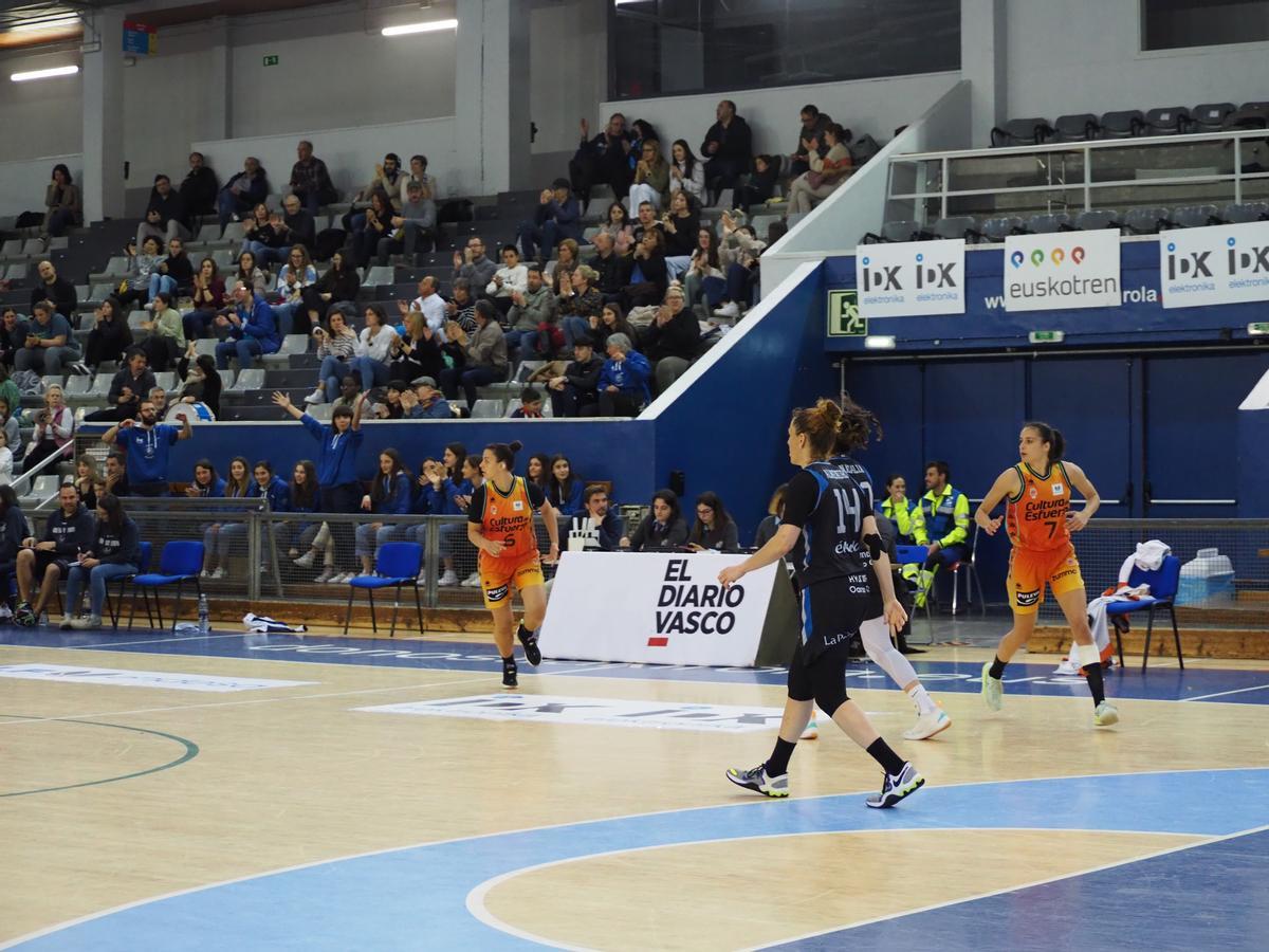 Elena Buenavida, con el Valencia Basket frente al IDK Euskotren el pasado sábado