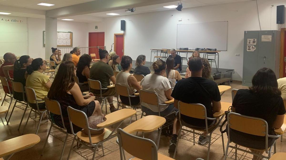 Asistentes a la reunión celebrada el viernes para explicar la situación.