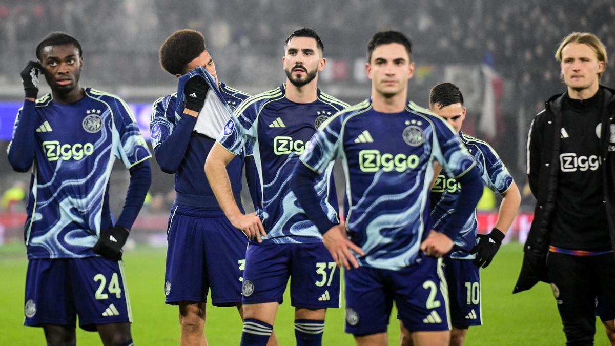 Los jugadores del Ajax tras el partido ante el AZ