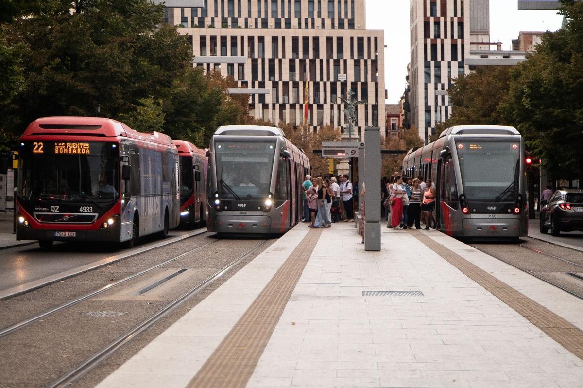El tranvía y el autobús confluyen en la plaza España de Zaragoza.