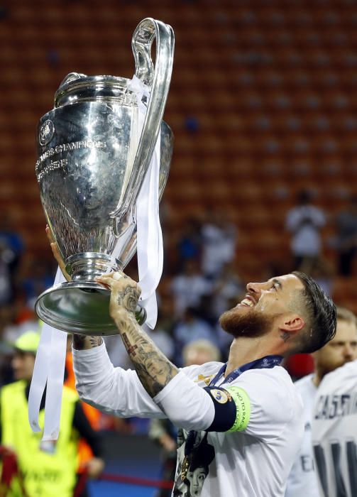 Los jugadores del Real Madrid celebran el título
