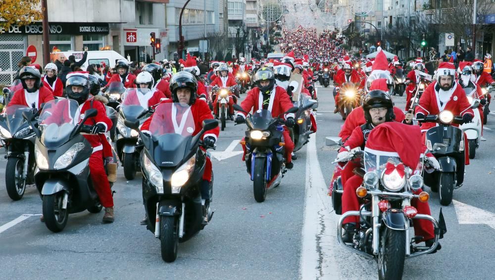 La clásica Papanoelada Motera vuelve a inundar las calles viguesas de espíritu navideño.