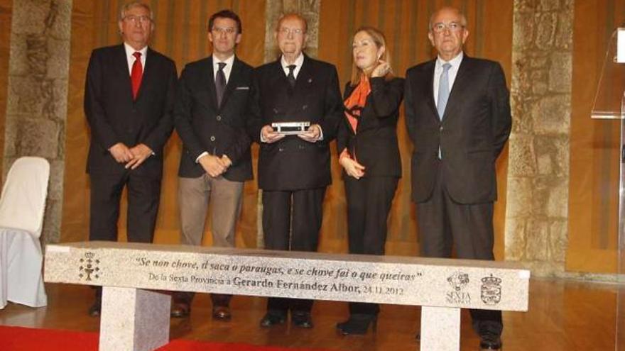 De izq. a dcha., José A. Lorenzo, Alberto Núñez Feijóo, Gerardo Fernández Albor, la ministra Ana Pastor y Javier Solano, ayer, en el salón infanta Isabel del Balneario de Mondariz.