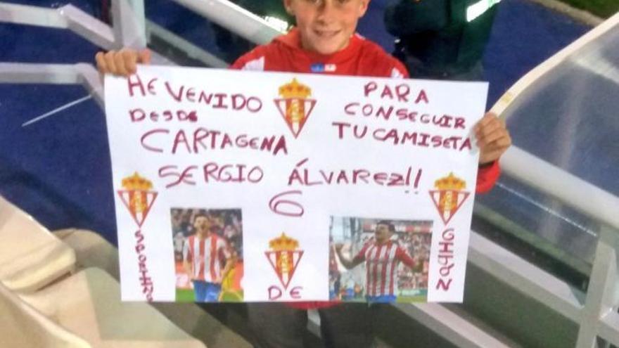 Sergio, el niño sportinguista cartagenero, en el estadio del Lorca este sábado viendo al Sporting