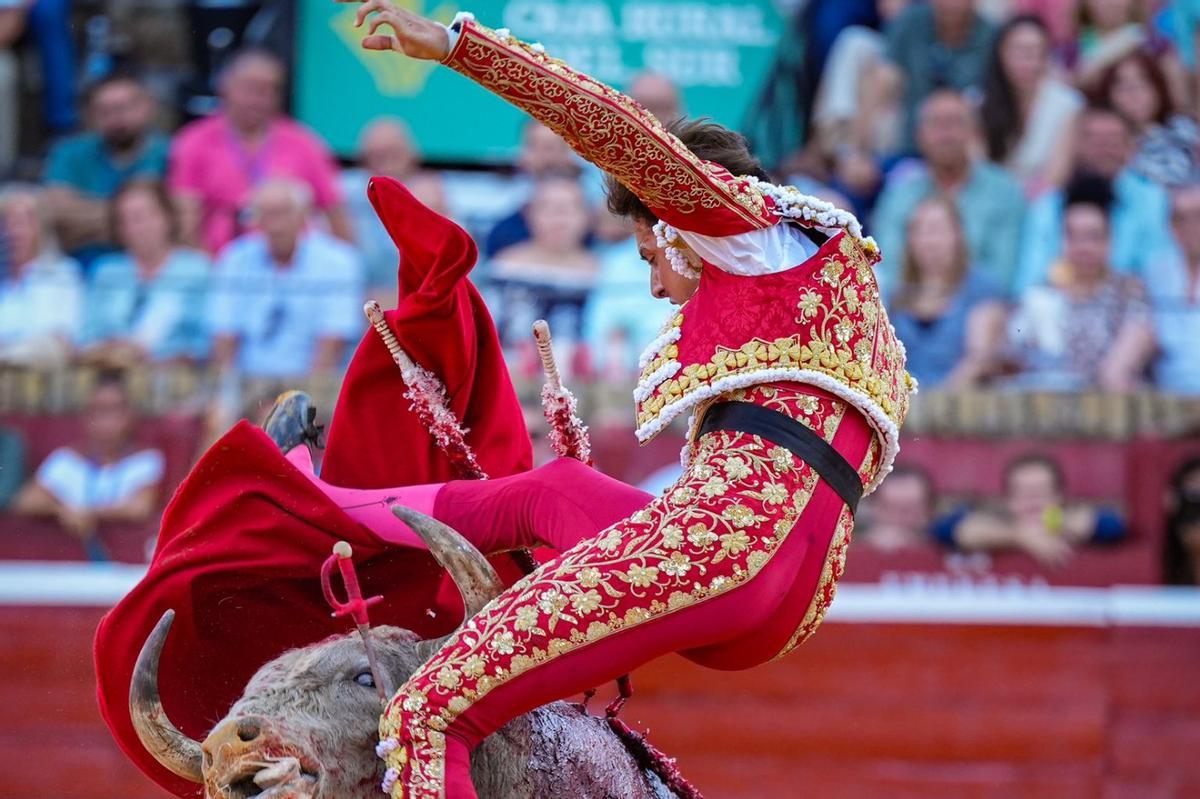 Andrés Roca Rey sufre una voltereta este viernes en las Colombinas de Huelva.