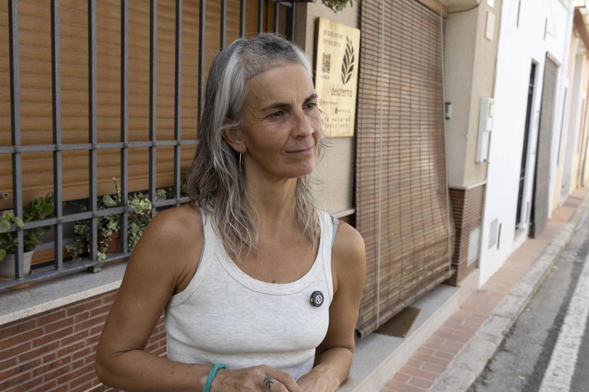 Raquel Sarrió reside en Carrícola desde hace 15 años atraída por la iniciativa municipal y la tranquilidad del pueblo.