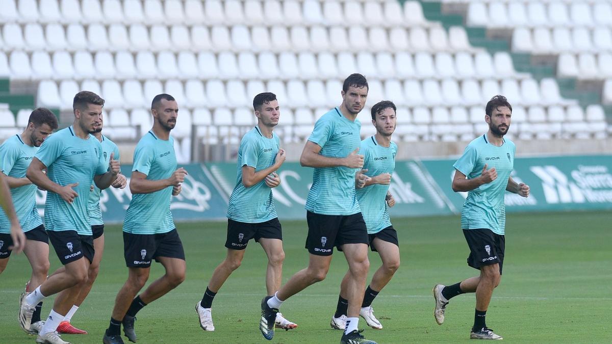 Álex Bernal (d) realiza carrera continua junto a sus compañeros del Córdoba CF en el estadio El Arcángel.