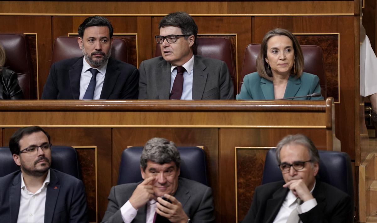 Los ministros Garzón y Escrivá, bajo la bancada popular del Congreso. José Luis Roca