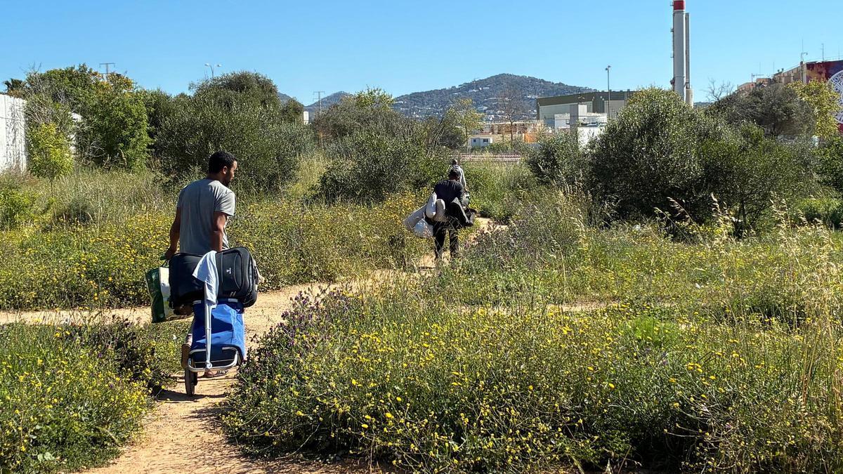 Residentes de sa Joveria se marchan con sus enseres.