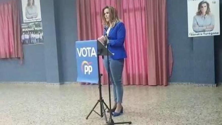 Sandra Turégano, ayer, durante su presentación como candidata el PP a la alcaldía de Pedralba.