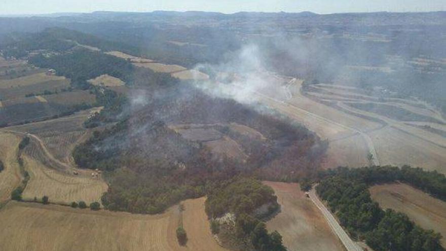 Imatge aèria de la zona cremada, amb l&#039;incendi amb menys intensitat