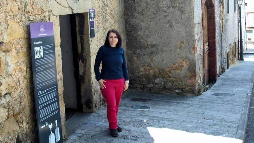 Ana Martínez, a las puertas de la oficina de turismo de Noreña.