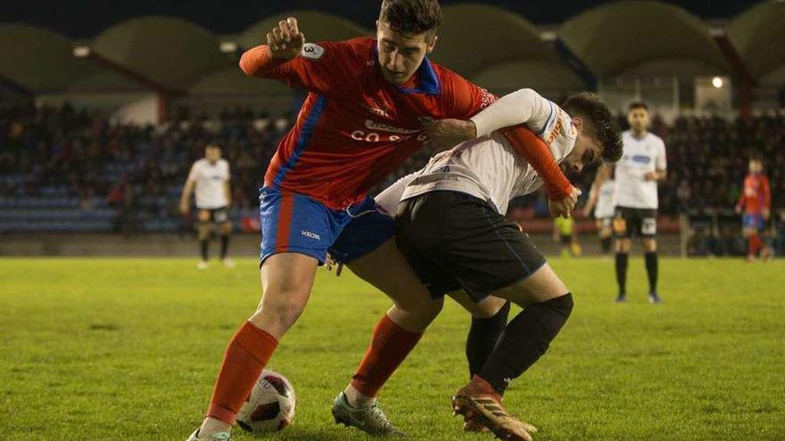 El delantero de la UD Ourense Marquitos pelea un balón en O Couto. // Brais Lorenzo