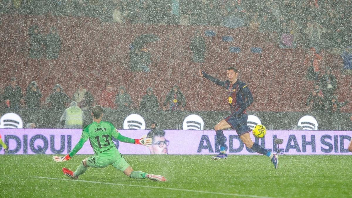 Lewandowski remata al marco de Aaron bajo el diluvio.